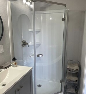 Dusche, Haartrockner, Handtücher, Seife