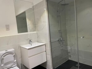 Dusche, Handtücher, Seife, Toilettenpapier