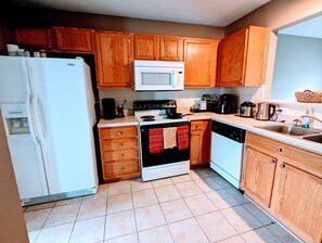 Private kitchen - Cozy Cheerful 2 bedroom 2 1/2 bath townhome. (Raleigh)