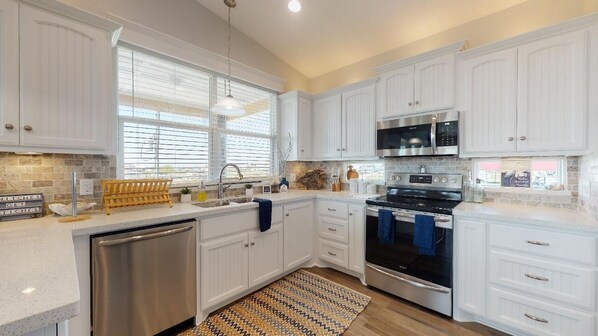 冰箱、微波炉、烤箱、炉灶