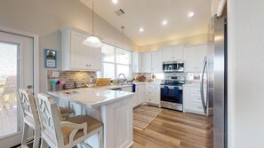 Fridge, microwave, oven, stovetop - The BunkHouse: 3  BR, 2  BA House in Port Bolivar, Sleeps 8 (Bolivar Peninsula)