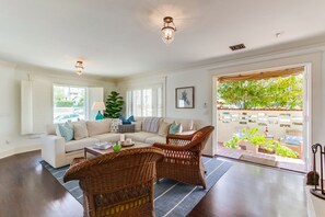 Smart TV, fireplace - Windanseaside | Steps to Beach + Ocean Views (San Diego)