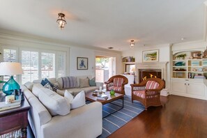 Smart TV, fireplace - Windanseaside | Steps to Beach + Ocean Views (San Diego)