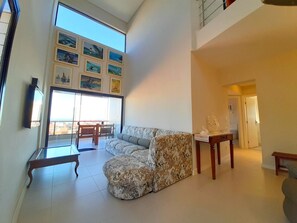 TV, mesa de pingue-pongue, aparelho de som