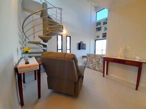 TV, mesa de pingue-pongue, aparelho de som