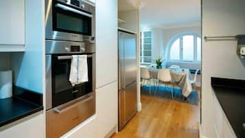 House | Private kitchen | Fridge, microwave, oven, stovetop