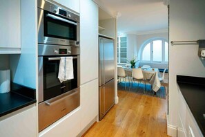 ハウス | 専用キッチン | 冷蔵庫、電子レンジ、オーブン、コンロ