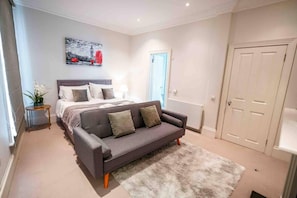 3 bedrooms, iron/ironing board, free WiFi, bed sheets - Spacious & Modern 3brs House in Central London (London)