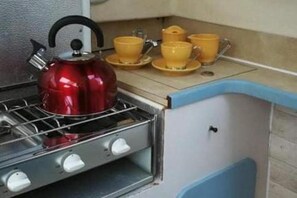 Fridge, stovetop, electric kettle, toaster - Traditional Boat Sleeps 2 With Cafe (Torquay)