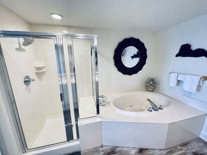 Combined shower/tub, jetted tub, hair dryer, towels