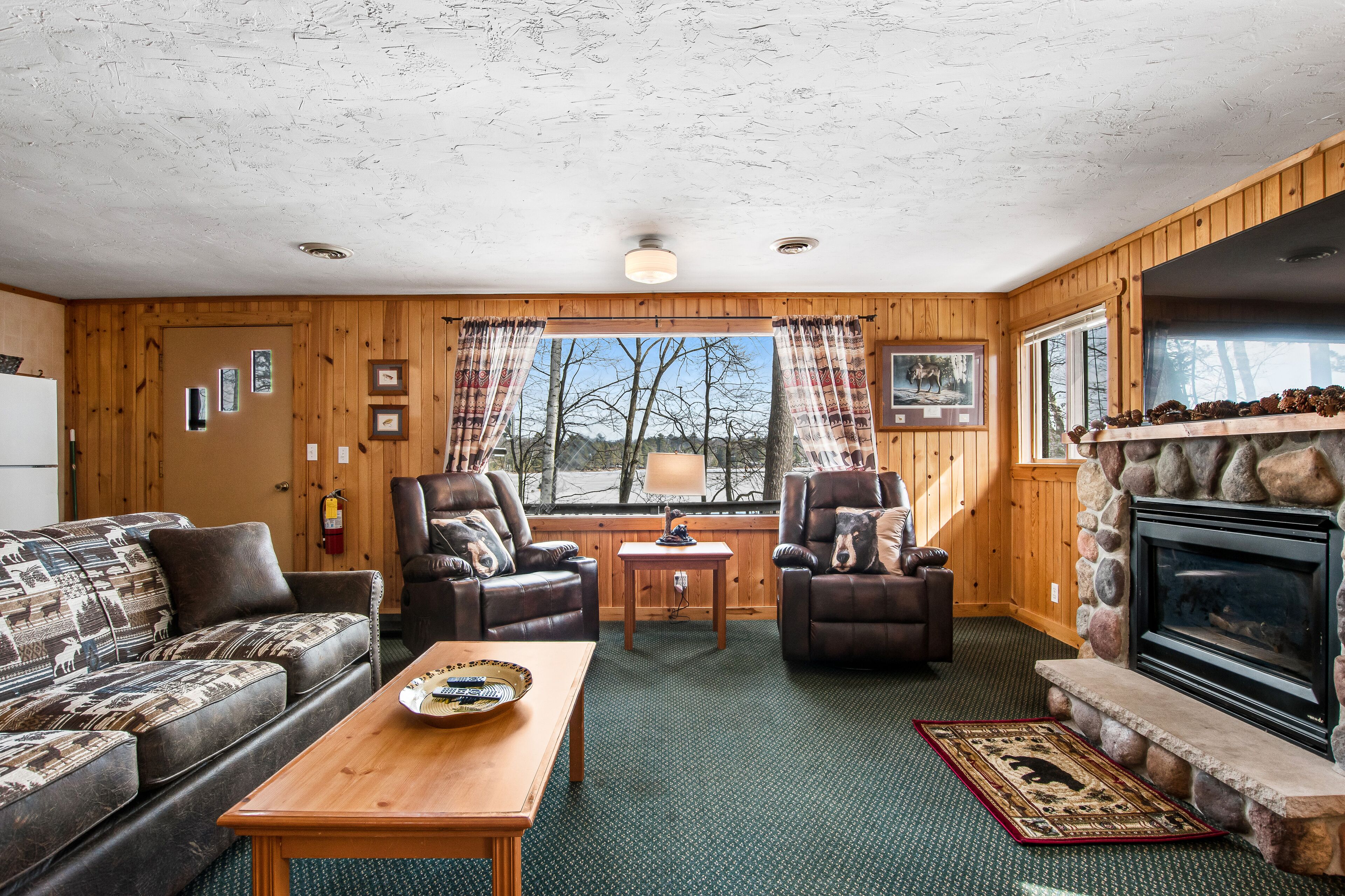 Cozy, lakefront cabin with deck, private dock & beach access