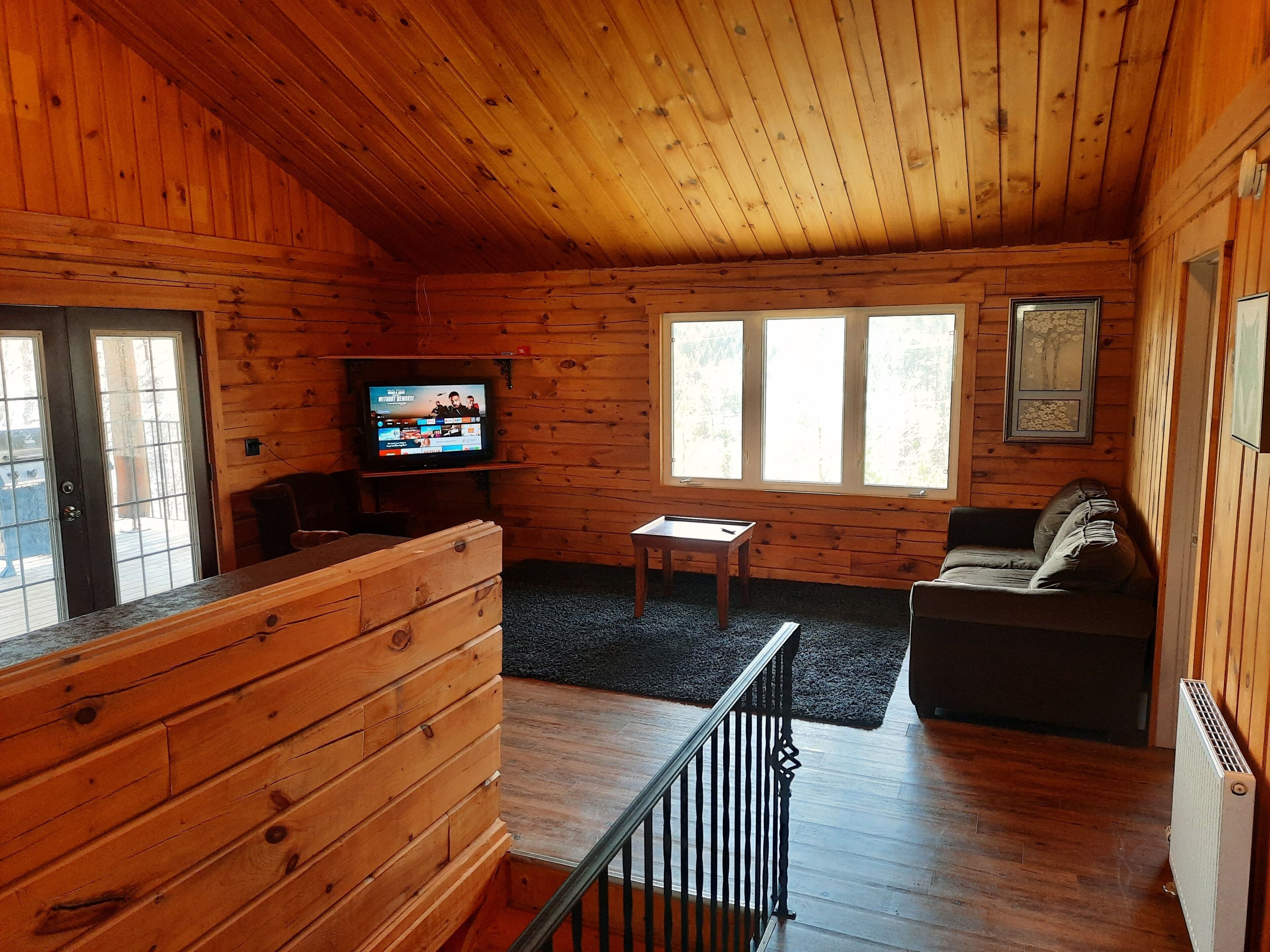 Beautiful log home + 1000 sq foot bunkie. 7 BEDS! 