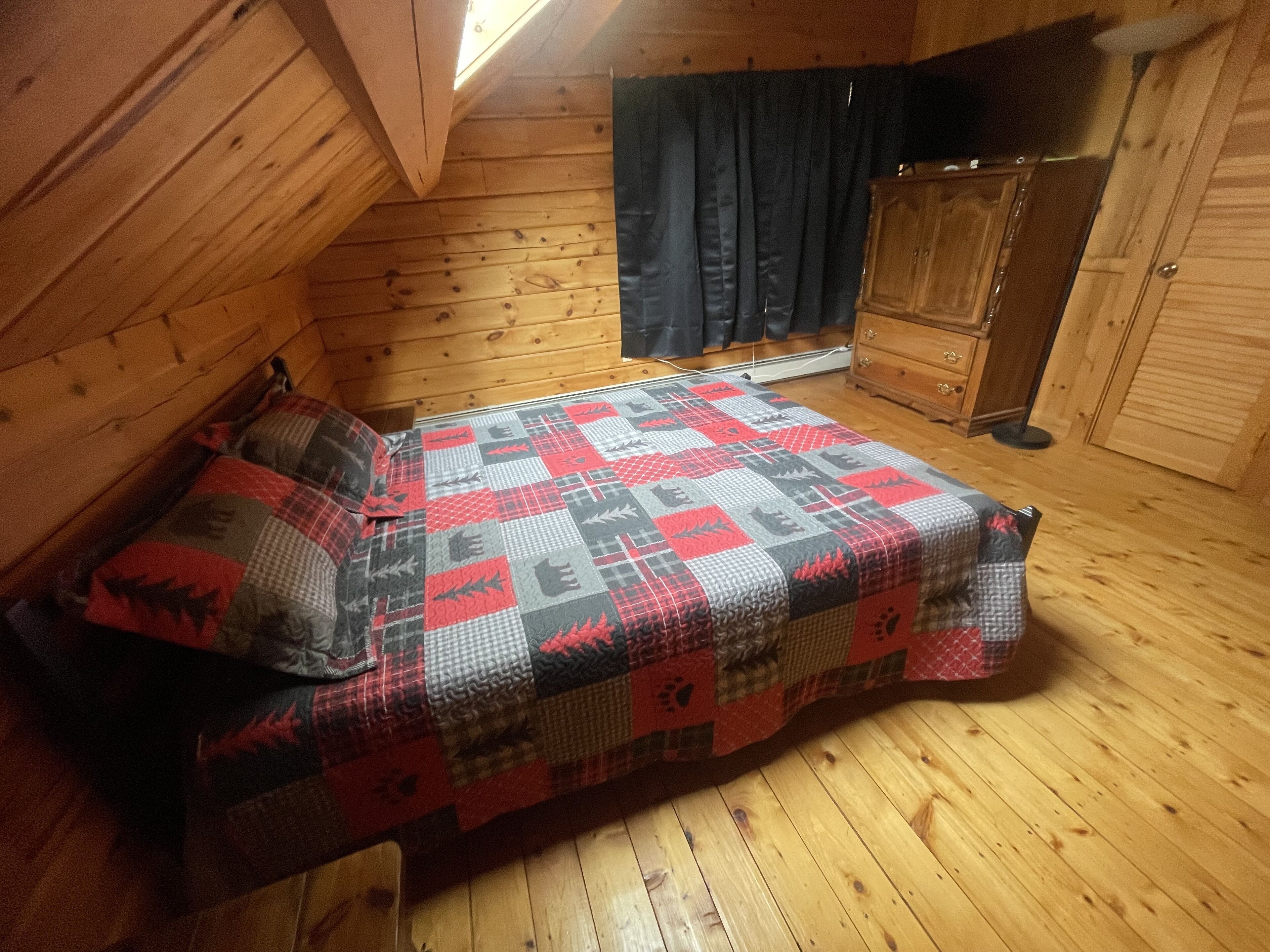 Log Cabin 1.6 Miles from Newfound Lake! Pet Friendly! Sleeps up to 10