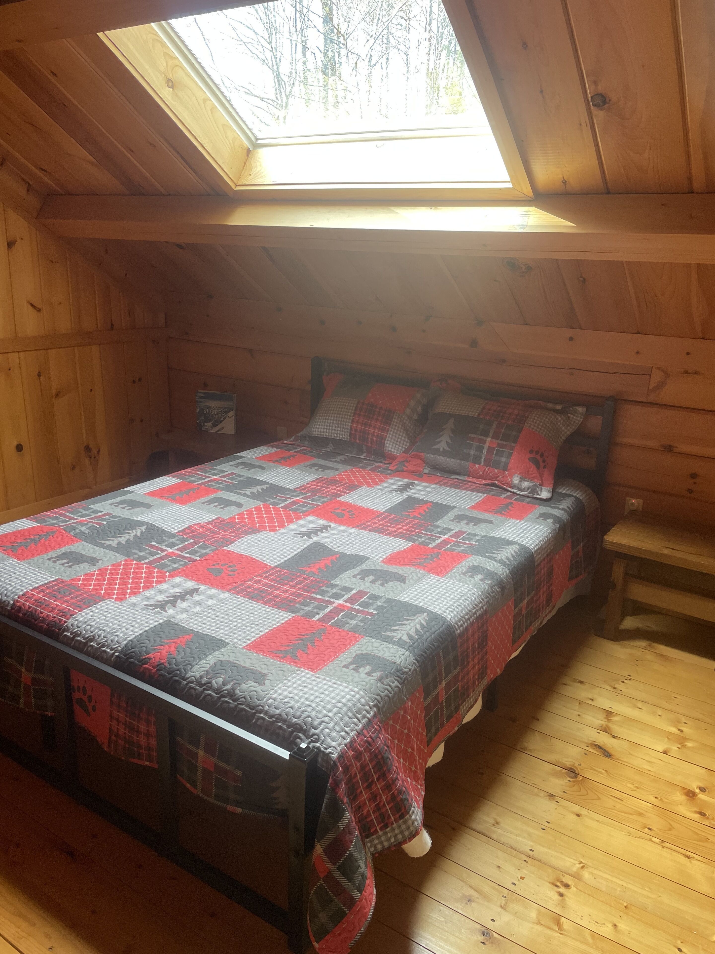 Log Cabin 1.6 Miles from Newfound Lake! Pet Friendly! Sleeps up to 10
