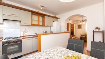 Huoneisto | Yksityinen keittiö | Jääkaappi, uuni, liesi, vedenkeitin