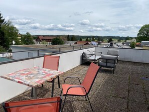 Outdoor dining - An approximately 80m² apartment with a 40m² terrace and a great view (Schönwald im Schwarzwald)