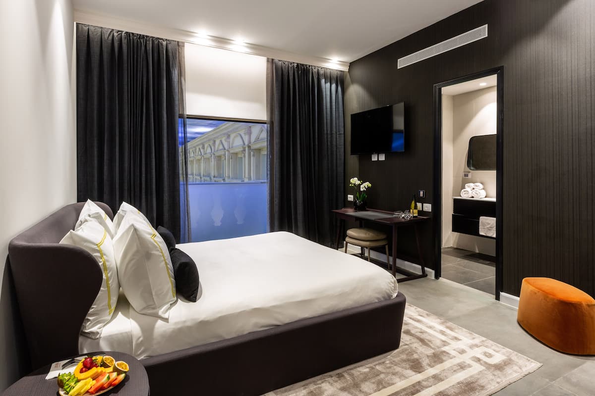Modern Triple Room Piazza View | Bagno | Doccia, asciugacapelli, asciugamani