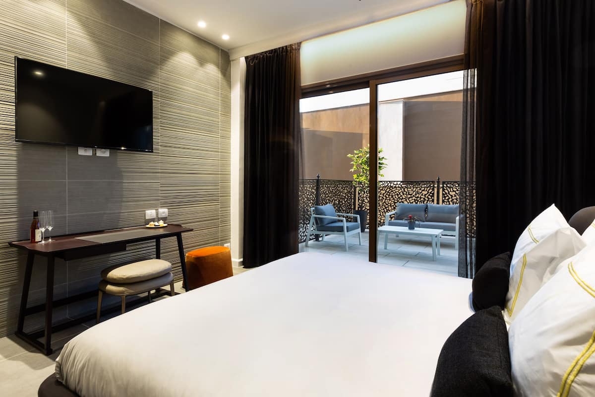 Modern Room With Terrace | 1 camera, minibar, una scrivania, Wi-Fi gratuito