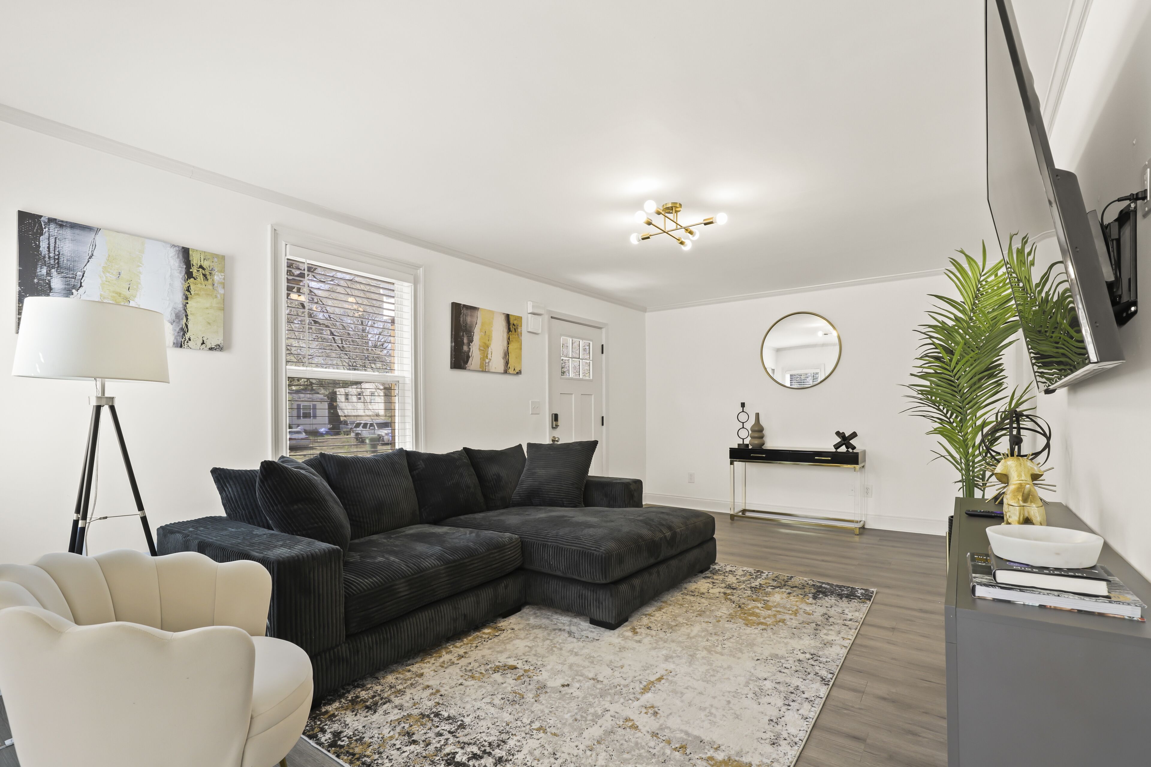 Cozy Renovated House near Airport. King Bed, Free Parking, Free Wifi