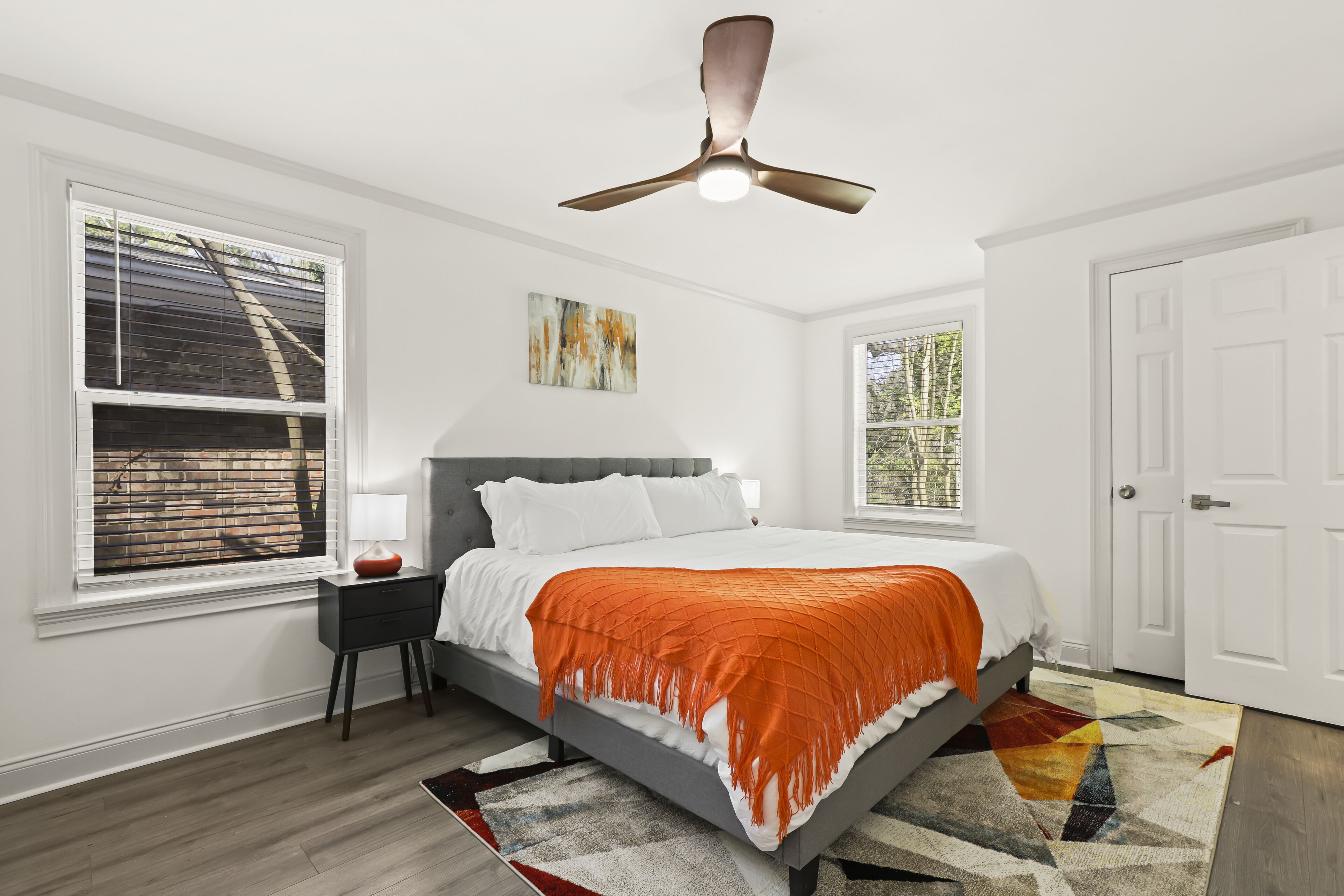 Cozy Renovated House near Airport. King Bed, Free Parking, Free Wifi