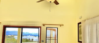 Lovely 2-4BR Villa-Views of St. Maarten
