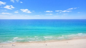 Una playa con agua turquesa cristalina y una orilla arenosa.