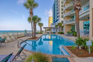 من حمّامات السباحة المغطاة