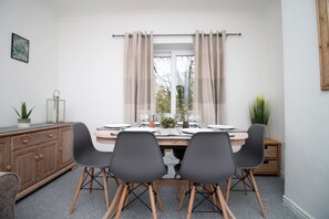 In-room dining - Parkview by Tŷ SA (Newport)