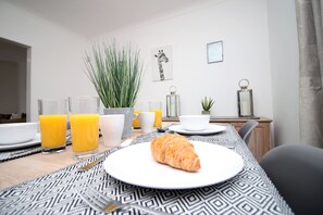 In-room dining - Parkview by Tŷ SA (Newport)