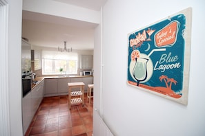 Fridge, oven, coffee/tea maker, electric kettle - Parkview by Tŷ SA (Newport)