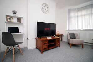 Family House | Living area | Flat-screen TV - Parkview by Tŷ SA (Newport)