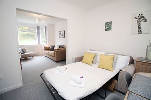 Family House | Living area | Flat-screen TV - Parkview by Tŷ SA (Newport)