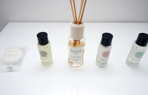 Family House | Bathroom | Combined shower/tub, towels, soap, shampoo - Parkview by Tŷ SA (Newport)