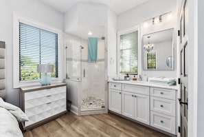 Regadera, amenidades de baño ecológicas, secadora de cabello, toallas