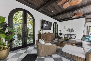 Smart TV, fireplace - Private Indoor/Outdoor POOL & Waterfront Oasis on Siesta Key (Sarasota)