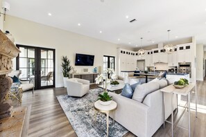 Una Smart TV, una chimenea