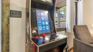Legends Ultimate Mini -peliautomaatti, jossa on näyttö, johon voidaan esittää erilaisia pelejä, sekä ohjaussauva ja painikkeet.