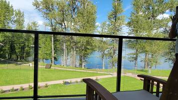 Deluxe Single Room, 1 King Bed, Lake View | Terrace/patio