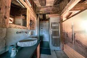 Dusche, Haartrockner, Bademäntel, Hausschuhe