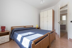 2 bedrooms, iron/ironing board, bed sheets