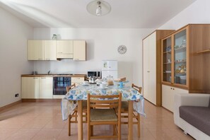 Réfrigérateur, micro-ondes, batterie de cuisine, vaisselle et ustensiles