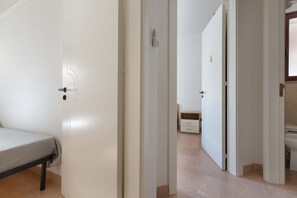 2 chambres, fer et planche à repasser, draps fournis