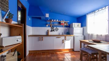 Réfrigérateur, micro-ondes, plaque de cuisson, lave-vaisselle