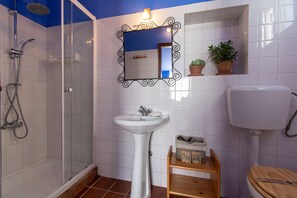 Douche, sĂšche-cheveux, serviettes fournies, papier toilette