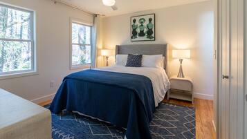 3 間睡房、書桌、熨斗/熨衫板、可攜式嬰兒床