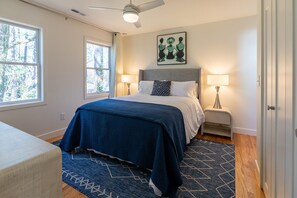 3 habitaciones, escritorio y tabla de planchar con plancha 