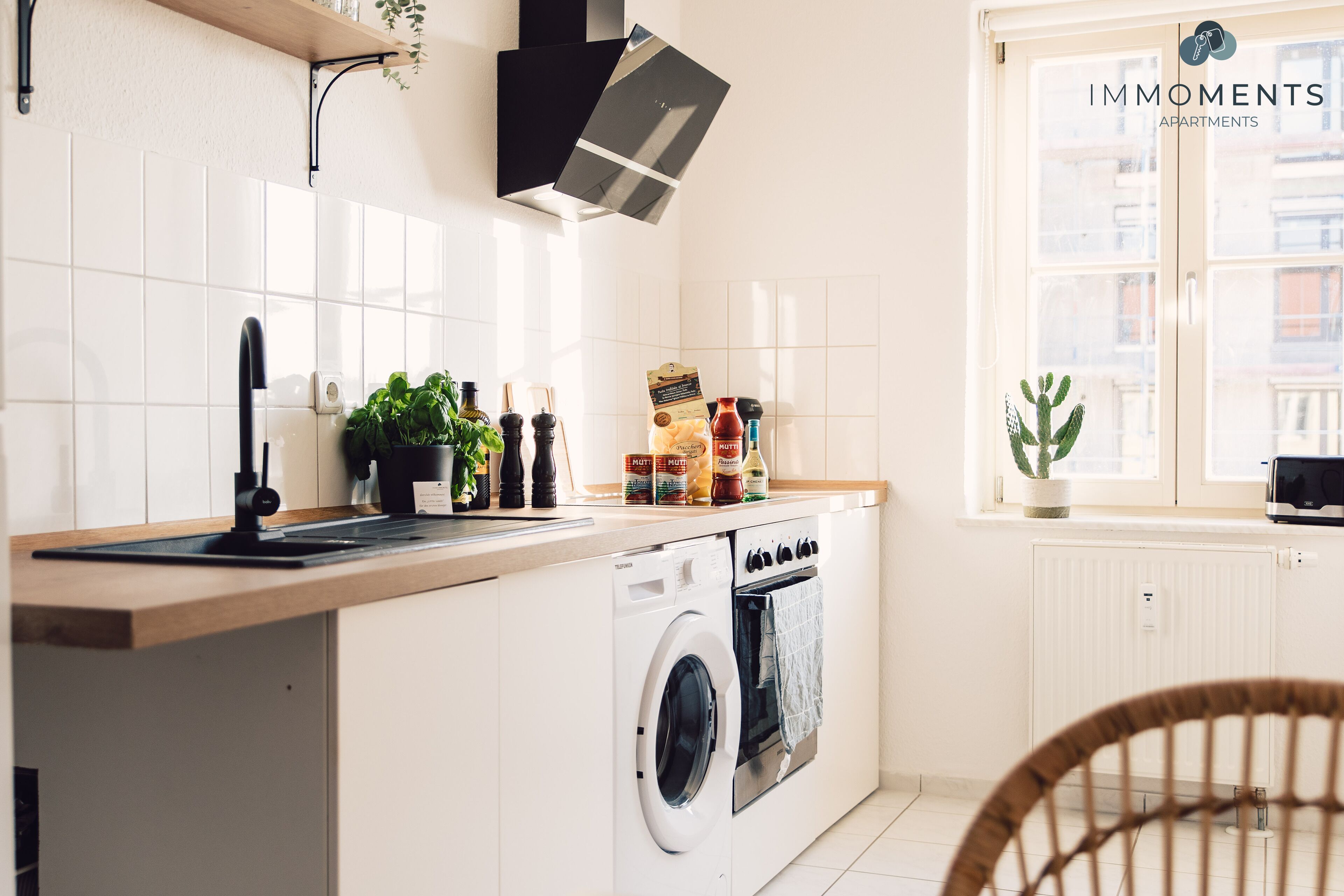 Fridge, oven, stovetop, coffee/tea maker