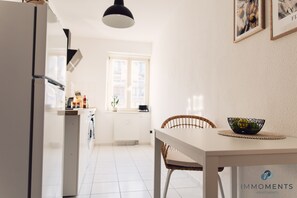 Kühlschrank, Ofen, Herdplatte, Wasserkocher mit Kaffee-/Teezubehör