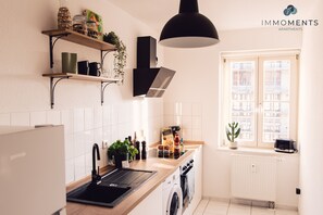 Kühlschrank, Ofen, Herdplatte, Wasserkocher mit Kaffee-/Teezubehör