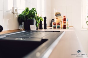 Kühlschrank, Ofen, Herdplatte, Wasserkocher mit Kaffee-/Teezubehör